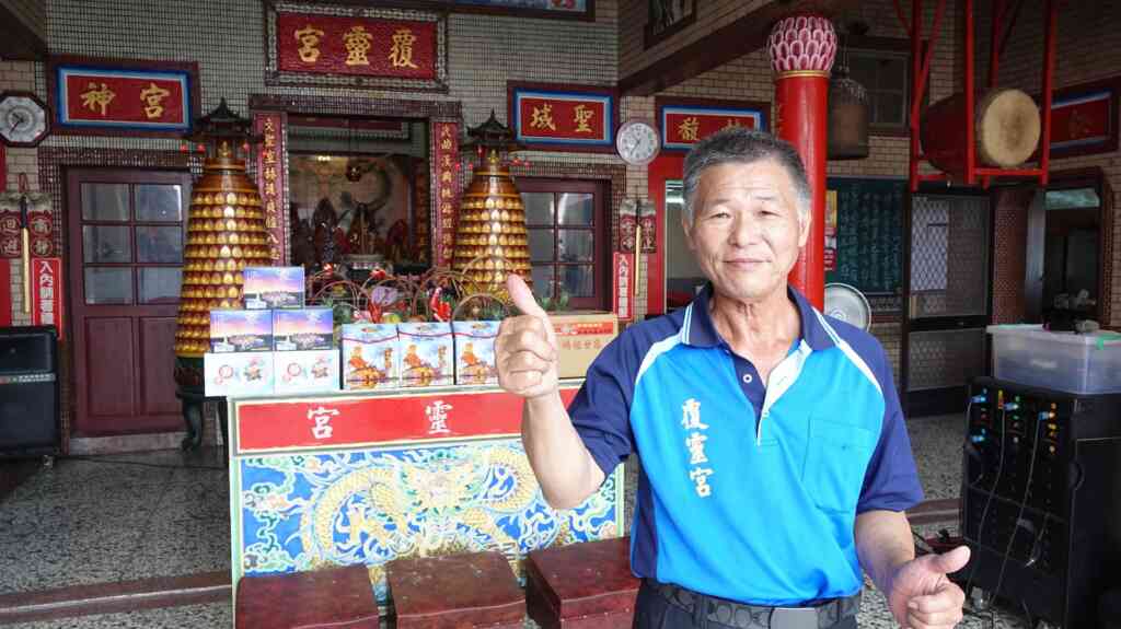 ▲覆靈宮主委徐振山表示,經由彰化縣議員李俊諭和吉利汽車董事長邱進興居中極力協商促成各界善心大德共襄盛舉,幫助溪州鄉需要幫助的人。(記者林明佑攝)