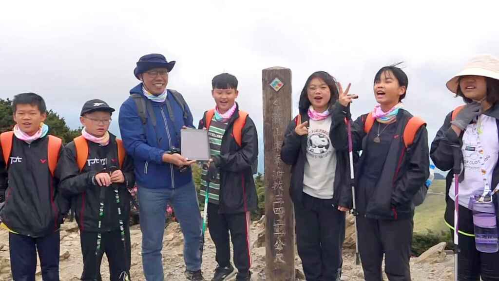 ▲彰化芬園鄉同安國小帶領應屆畢業生前往合歡山進行山野教育，並在山頂頒發畢業證書。（記者林明佑翻攝）