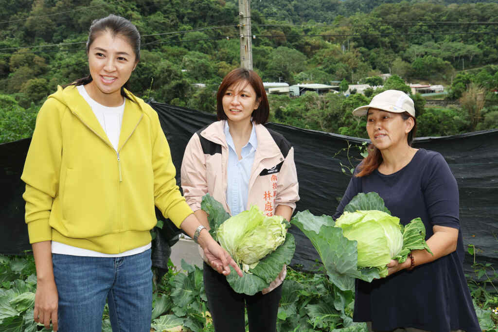 ▲山陀兒颱風陸上警戒，許淑華不畏強風上山關心防災準備。（記者張玉泰翻攝）