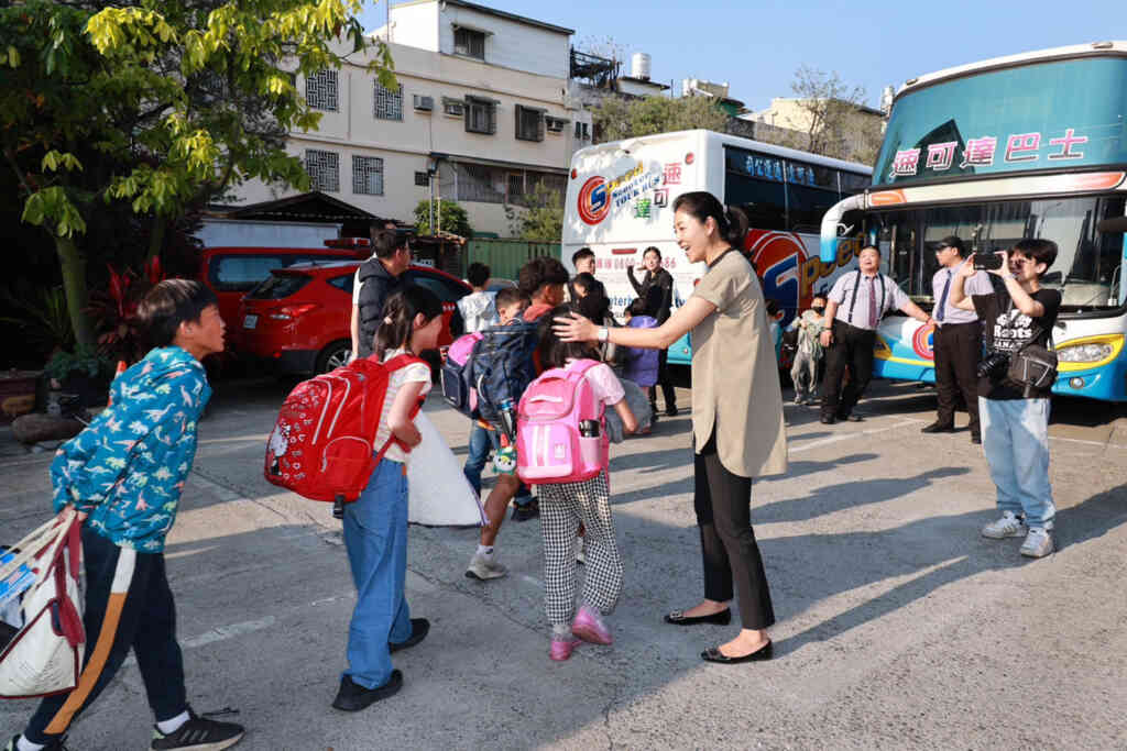 ▲接送西寶國小師生回家，南投縣長許淑華派車助撤離並設宴慰問。（南投縣政府提供）