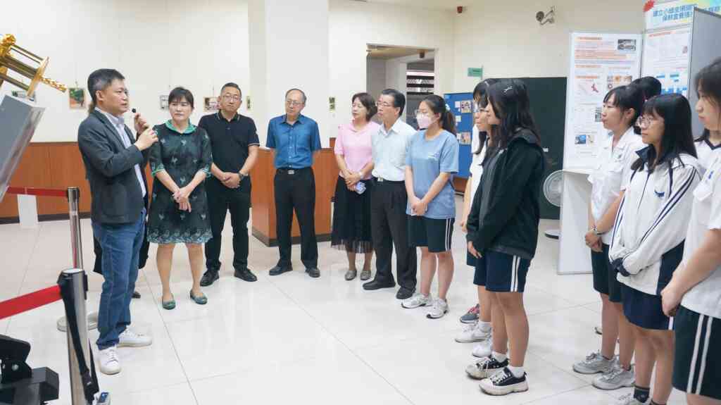 ▲彰化女中重視學生多元發展,培訓解說志工同學,讓高中女學生也能投入太空領域。(彰女提供)