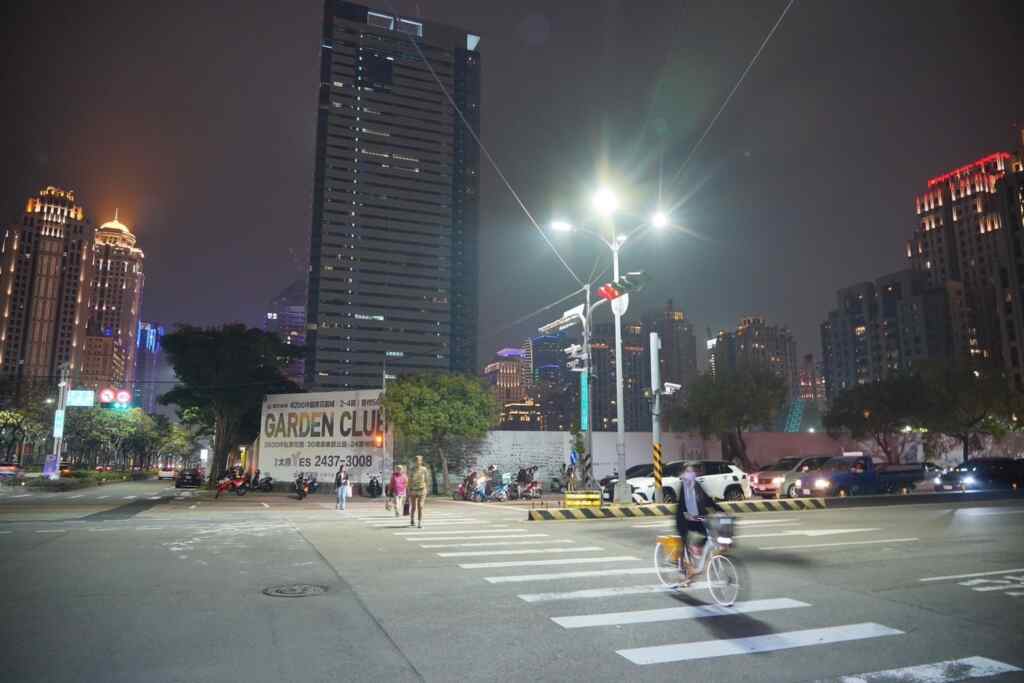 ▲市府建設團隊除了提升人行道的寬度與平整度外,也積極改善全市路燈照明。(記者廖妙茜翻攝)