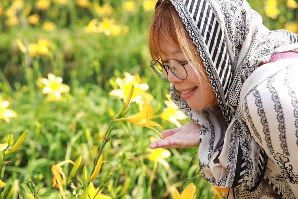 ▲交通部觀光署參山國家風景區管理處特別與FIT(Friends in Taiwan)組織合作,12日安排8國21名來自各大學國際生參訪虎山巖金針花海。 (參山處提供)