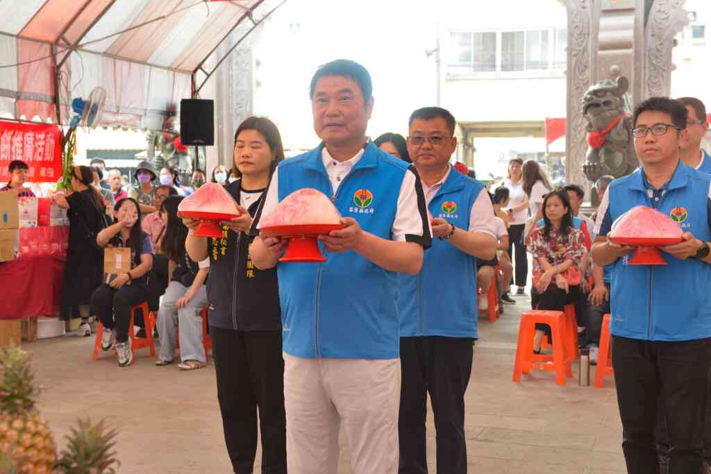 ▲苗栗縣長鍾東錦獻壽桃,歡迎大家一起來苗栗慶祝「媽祖生」。(苗栗縣政府提供)