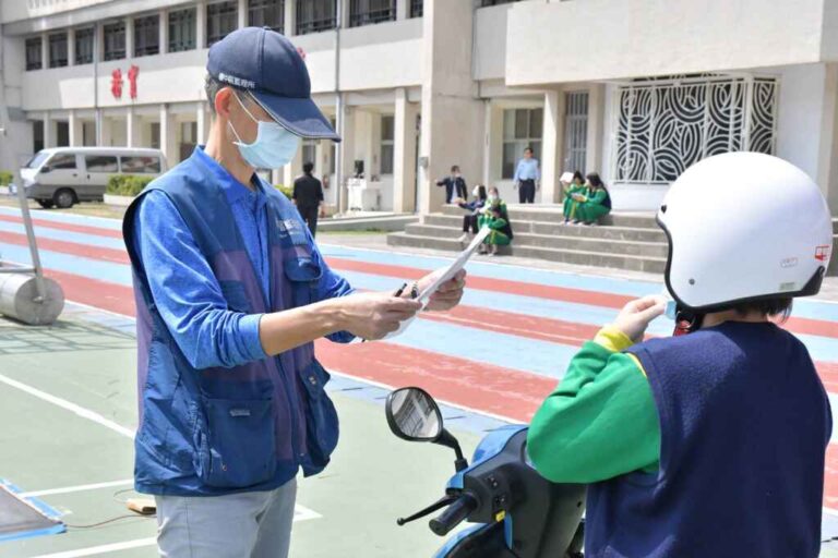 ▲法務部矯正署勵志中學積極爭取與彰化監理站合作，近日辦理「安全騎士」校園考駕照活動，共計39名學生報考，有28名順利通過考試。（勵志中學提供）