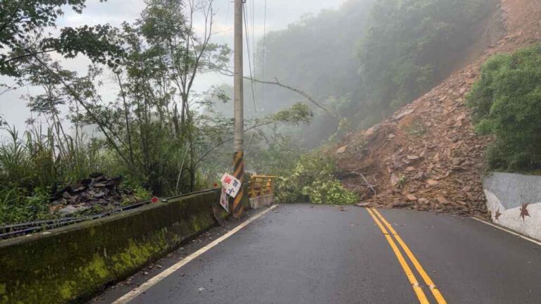 ▲奧萬大國家森林遊樂區聯外道路遇豪雨崩塌，基於安全考量休園三天實施道路落石泥流清除措施。（林業保育署南投分署提供）