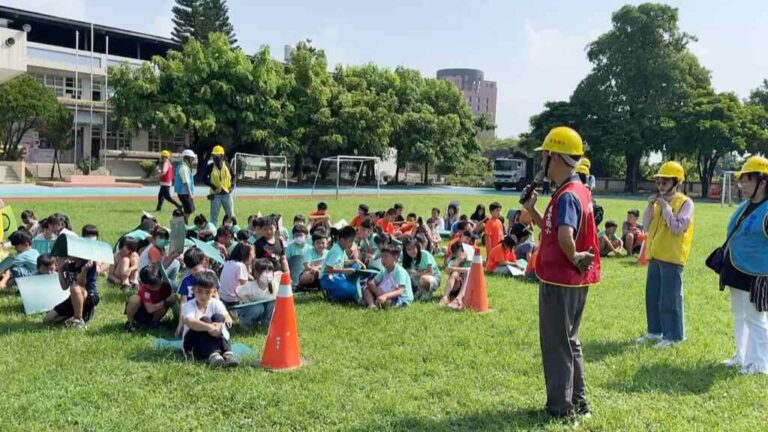 ▲國聖國小防災與交通安全教育活動，首先進行了全校的地震演練，全體師生一同學習並實踐「趴下、掩護、穩住」的抗震保命三步驟，演練過程中師生迅速且有序地疏散至操場進行人員清點。（記者林明佑翻攝）