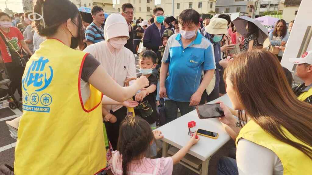 ▲鹿峰夜市發放物調券,現場人潮洶湧。(台中市經發局提供)