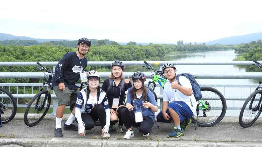 ▲大葉大學應日系郭容碩同學(右一)與日本同學們一起體驗腳踏車遊覽中川町活動。（大葉大學提供）