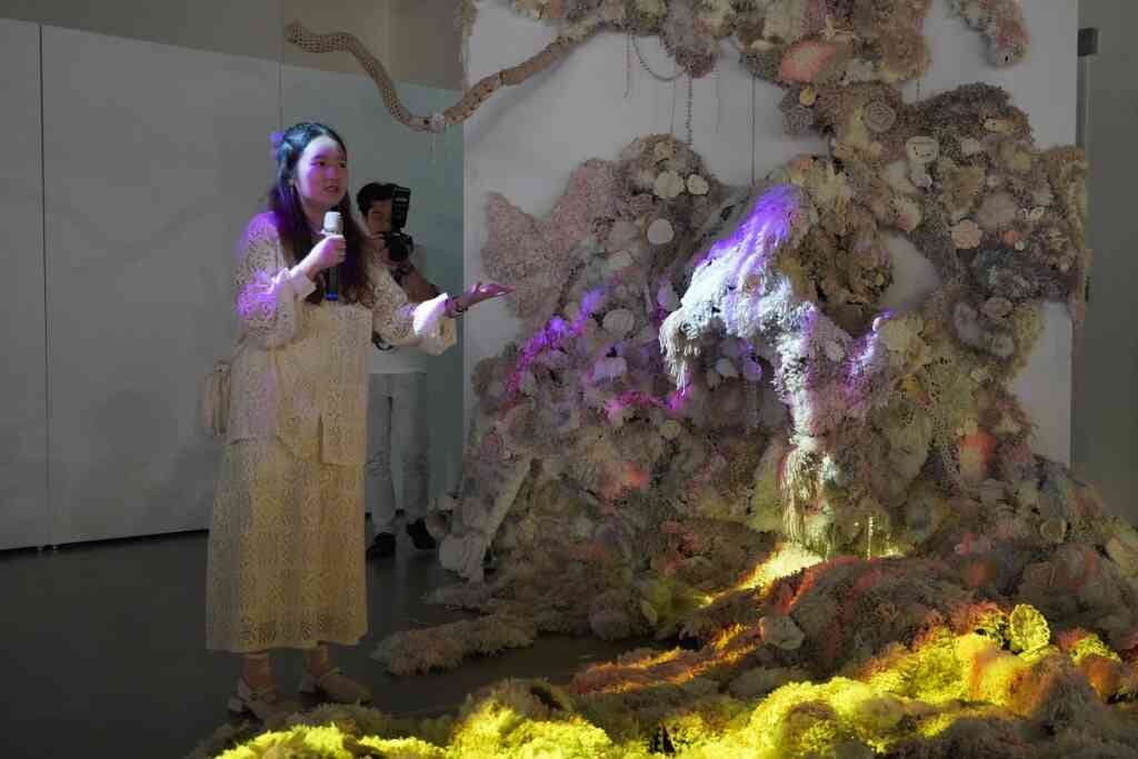 ▲藝術家武玉玲作品「煙—家的路徑」,傳達排灣族原鄉土地及部落間的情感對話。(記者張學宜翻攝)