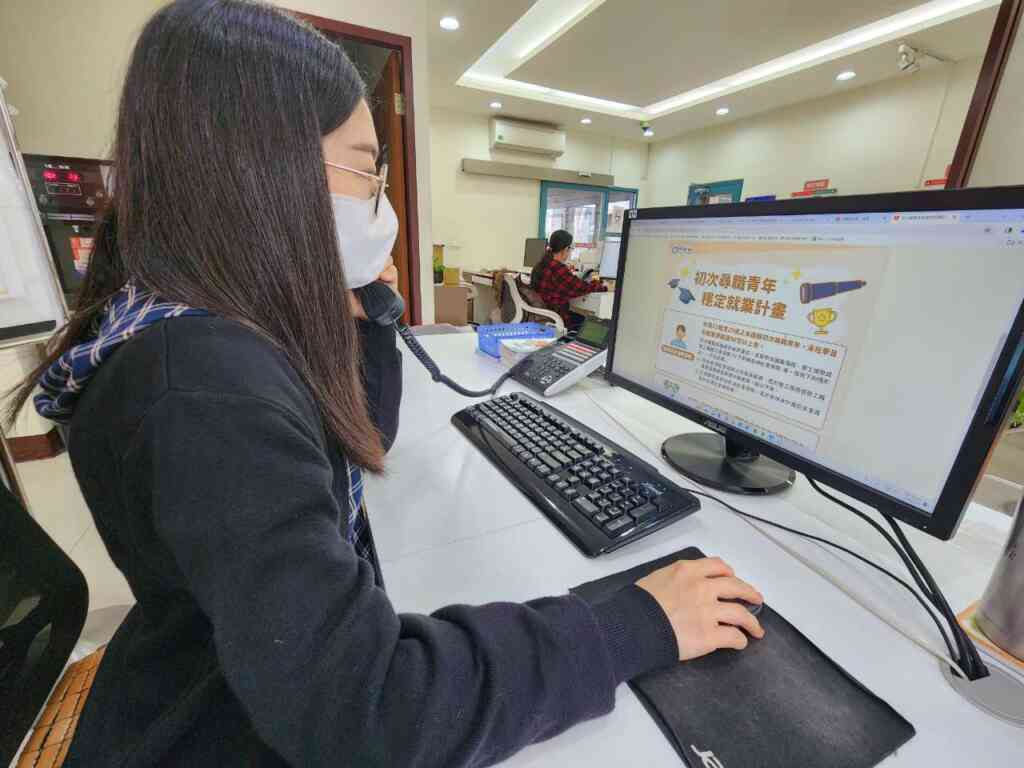 ▲承辦人員電訪青年關懷解說計畫申請各階段請領注意事項。(示意圖/中分署提供)