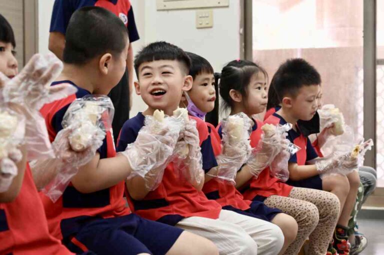 ▲福興鄉東區幼兒園近日特別安排了包潤餅活動，讓幼兒園的小朋友們能夠親身體驗製作潤餅的樂趣，同時認識清明節的由來與習俗。（記者林明佑翻攝）