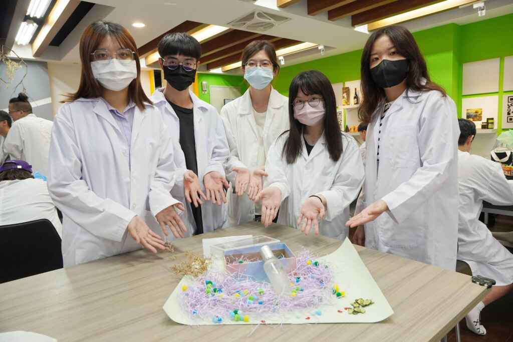 ▲大葉大學藥保系中藥化妝品學課程學生展示期末成果。(大葉大學提供)