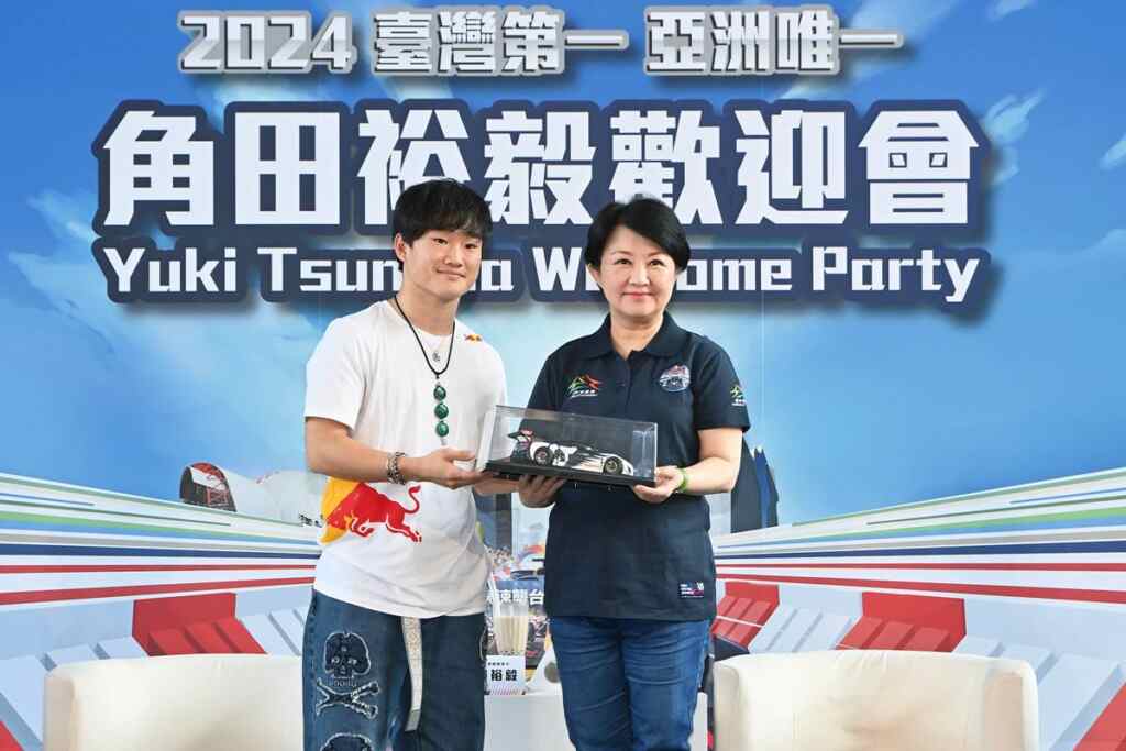 ▲2024 亞洲唯一、台灣第一的 Red Bull Showrun Taichung賽車展演將於明(28)日在台中登場，F1賽事排名亞洲第一的賽車手角田裕毅Yuki Tsunoda已抵台並拜會中市府，市長盧秀燕熱情款待。（記者張玉泰攝）