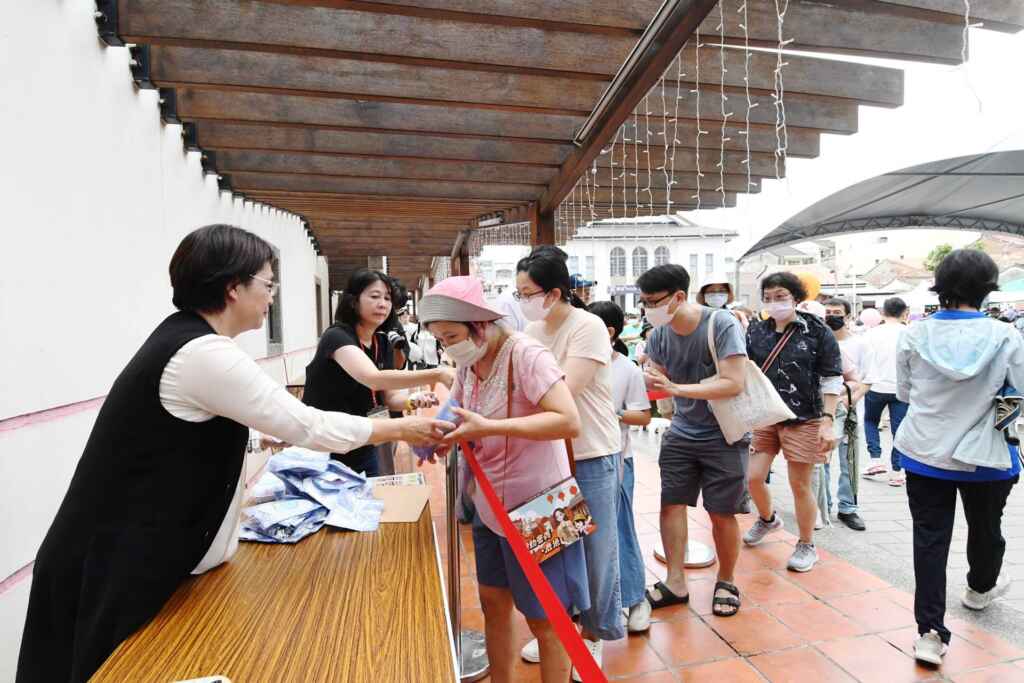 ▲彰化縣長王惠美現場發送了1000個蜥蝪燈球。(彰化縣政府提供)