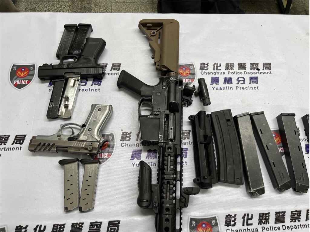 ▲彰化警方共查獲長、短槍4枝、子彈86顆、爆裂物17組、手榴彈5顆及改造槍枝工具一批等證物。（彰化警方提供）