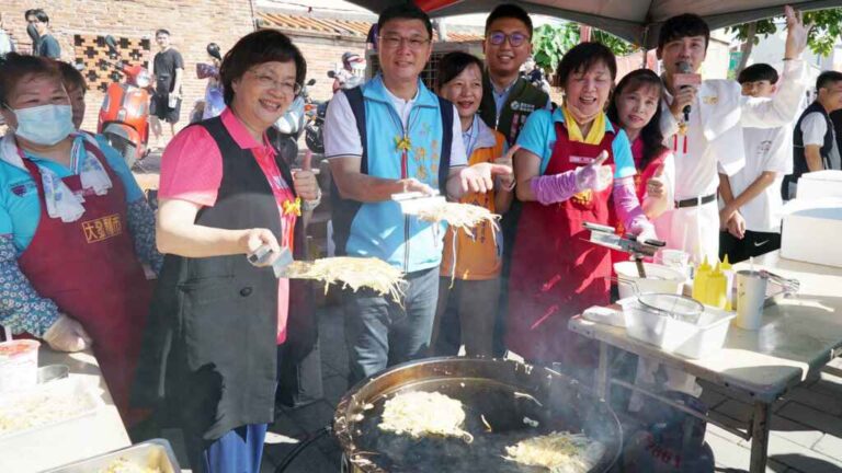 ▲2024鹿港四季紅-夏鬧端陽系列活動，許志宏鎮長就化身為「阿宏師」與彰化縣長王惠美，親自料理鹿港人端午必吃的傳統美食－煎堆，發送給現場民眾嚐鮮。（記者林明佑翻攝）