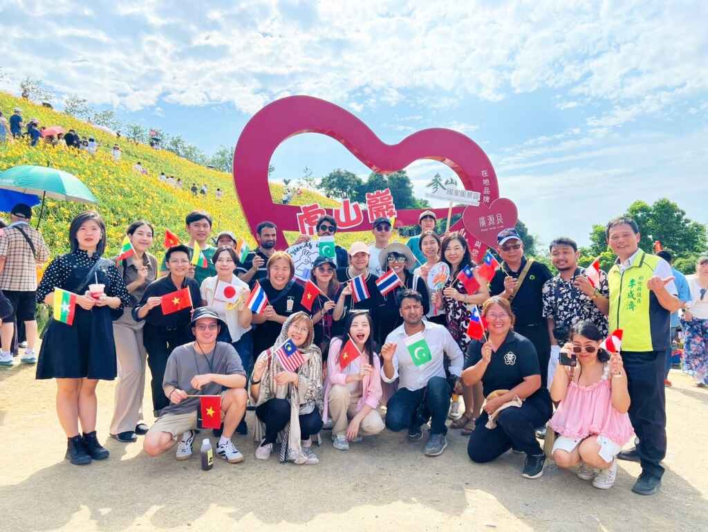 ▲交通部觀光署參山國家風景區管理處特別與FIT(Friends in Taiwan)組織合作,12日安排8國21名來自各大學國際生參訪虎山巖金針花海。 (參山處提供)