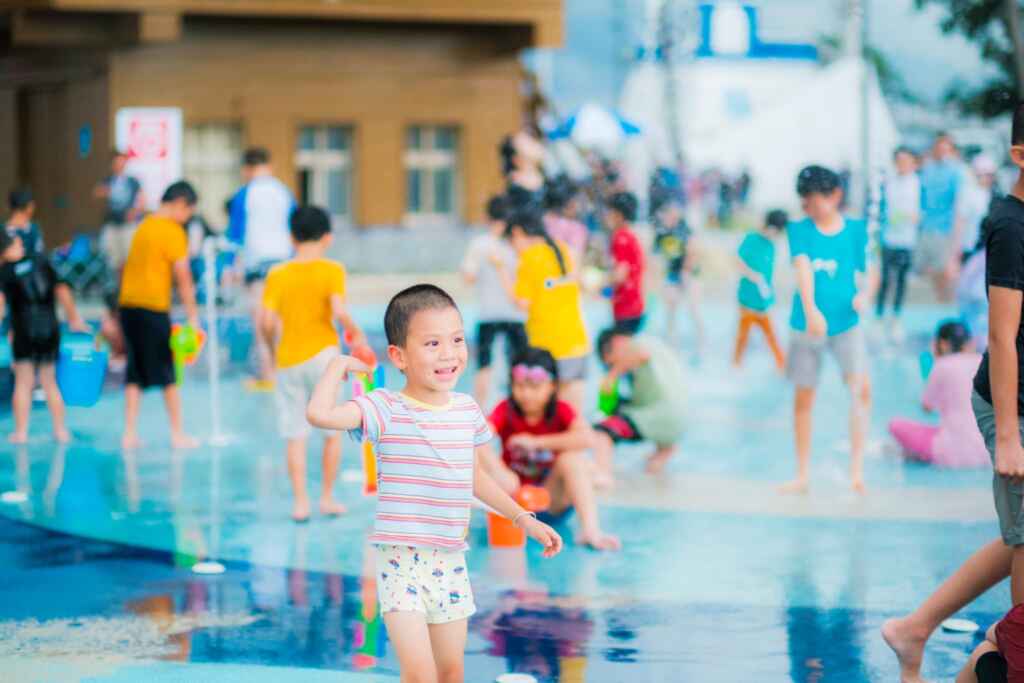 ▲東石海之夏今年加入水上氣墊設施,絕對讓小孩玩嗨,讓爸媽喊破喉嚨都不想回家。(嘉義縣政府提供)