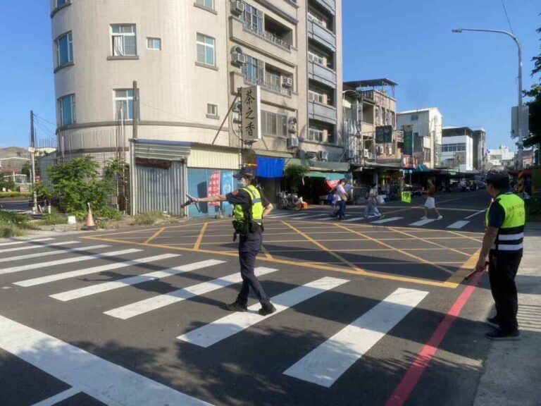 ▲邁邁「緊緊緊」開學日湖警啟動護童專案　加強校園交通疏導守護學童安全 。（圖：記者洪瑞麟翻攝）