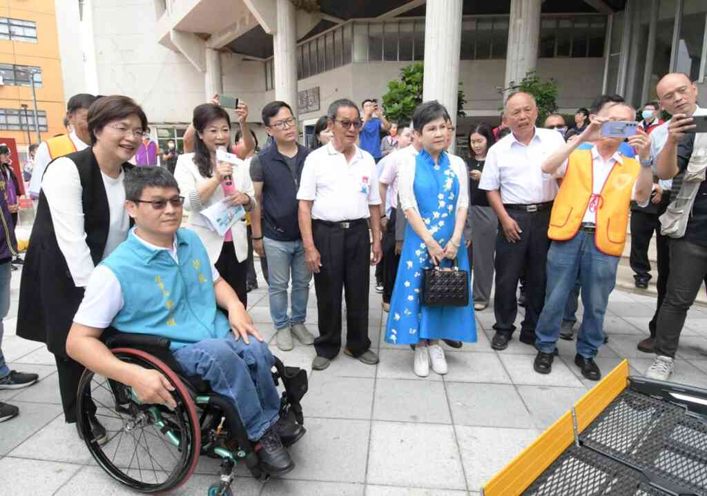 ▲彰化縣長王惠美協助身障者搭乘。(記者林明佑翻攝)