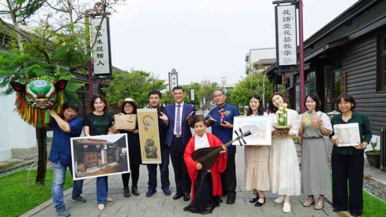 ▲鹿港鎮桂花巷藝術村第19屆駐村藝術家今天正式對外亮相，除了保留傳統文化的精隨，更藉由新生代的創作帶來新穎、多元的藝術能量，鹿港鎮長許志宏邀請全國鄉親民眾一同前來欣賞。（記者林明佑攝）