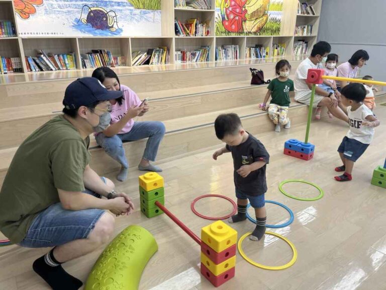 ▲「父幼日」親子活動課程，限定0-6歲幼童及男性照顧者陪同上課，透過遊戲與課程設計，促進男性照護者與幼童親密互動，學習與幼童相處的方式。（屏東縣政府提供）