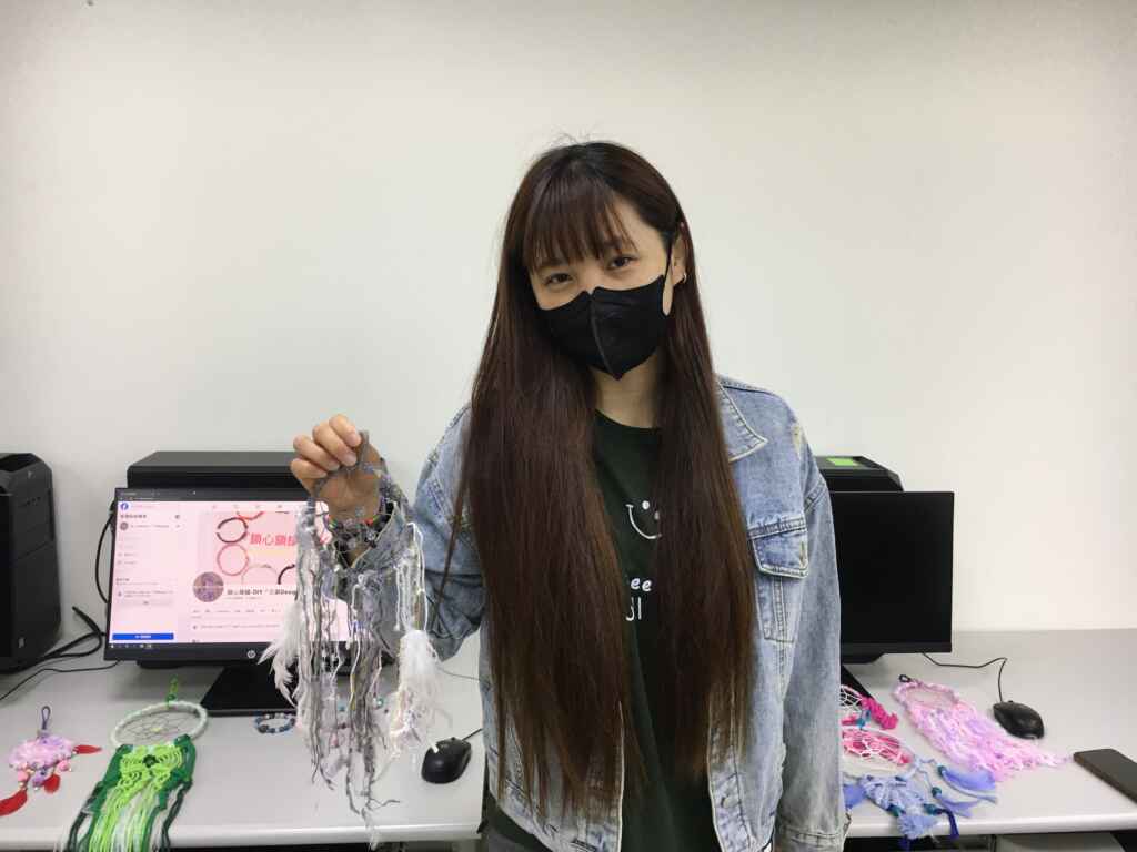 ▲小米展示手作成品,許多是客人預定的客製化商品。(中彰投分署提供)
