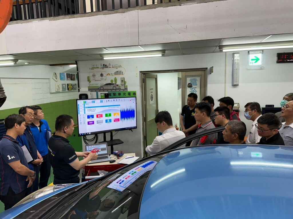 ▲中彰投分署訓練師講解使用專業示波器針對電動化車輛相關訊號量測，進行相關的診斷及判斷。（中彰投分署提供）