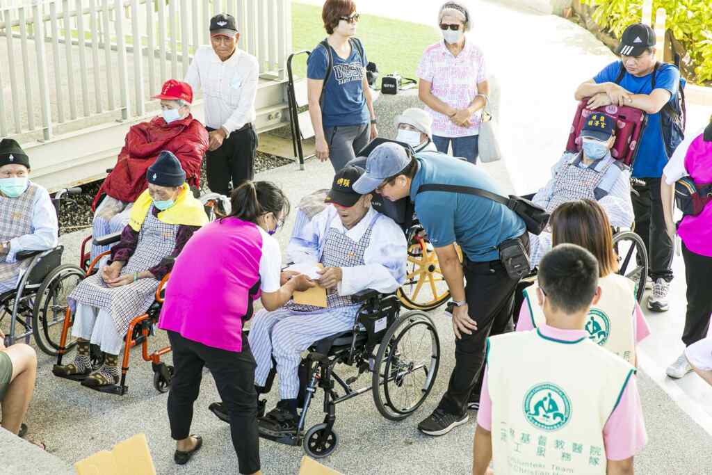 ▲設置於步道的「圖像記憶闖關遊戲」，住戶能夠在輕鬆愉快的心態中，提升大腦力和專注力。（記者林明佑翻攝）