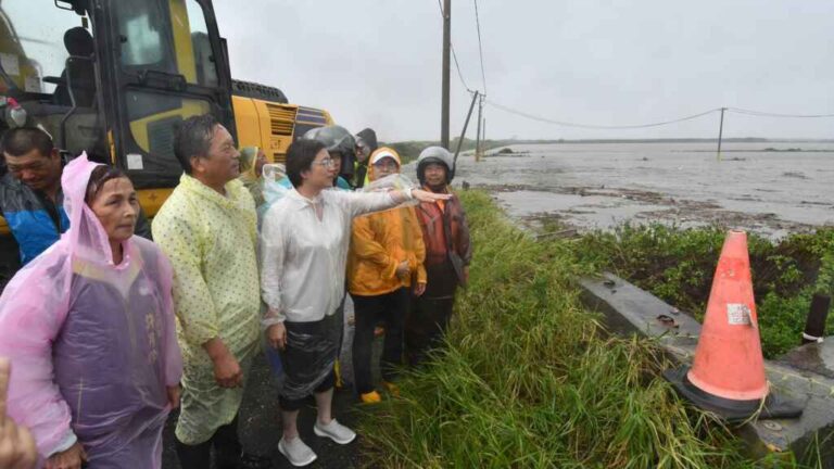 ▲彰化縣大城鄉濁水溪流域下游溪口於今天上午暴漲，水位逼近堤面，危及居民生命財產安全，彰化縣長王惠美在接獲大城鄉長陳玉照及在地里長通報後，立即前往大城鄉視察溪口淹水情形。（彰化縣政府提供）