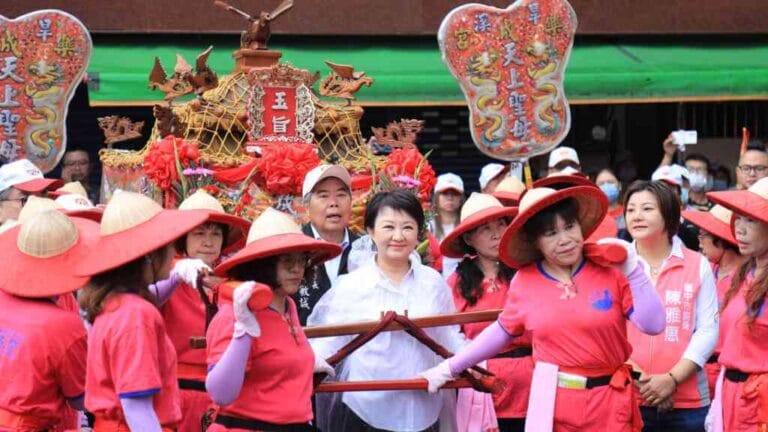 ▲台中樂成宮旱溪媽祖遶境十八庄祈安植福活動，市長盧秀燕今早親自扶轎恭送「旱溪媽祖」出巡。（記者林明佑翻攝）