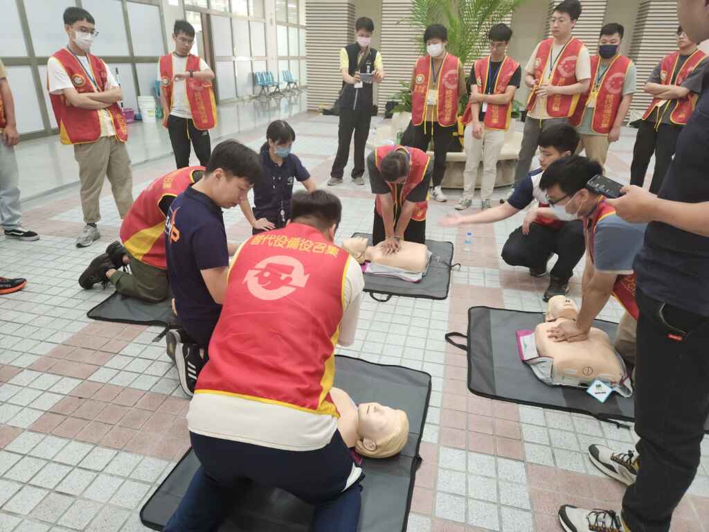 ▲ 成人心肺復甦術訓練。(記者廖妙茜翻攝)