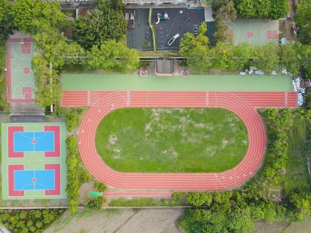 ▲螺陽國小原有PU跑道,因長期使用、破損不堪,有安全上的疑慮,為保障學生與民眾運動安全,經縣府與民意代表積極爭取,獲中央全額補助1,089萬元經費完成整建。(彰化縣政府提供)