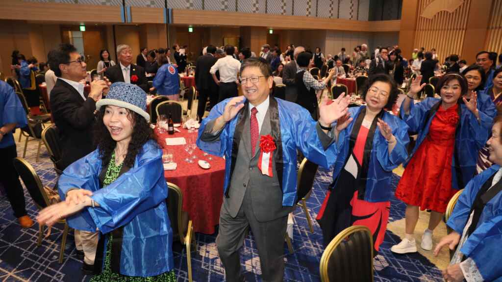 ▲竹東天穿日臺灣客家山歌比賽榮獲男女對唱組第三名的林傑雄及邱淳芬老師隨行演出，為大會帶來豐富的客家藝文饗宴，餘音繞樑的美妙歌聲，象徵客家文化的源遠流長。（新竹縣政府提供）
