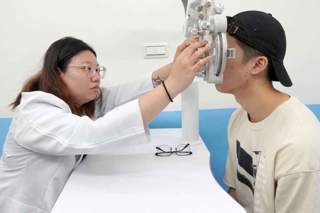 ▲大葉大學視光系碩士生劉千妙(左)做實驗。(記者林明佑翻攝)