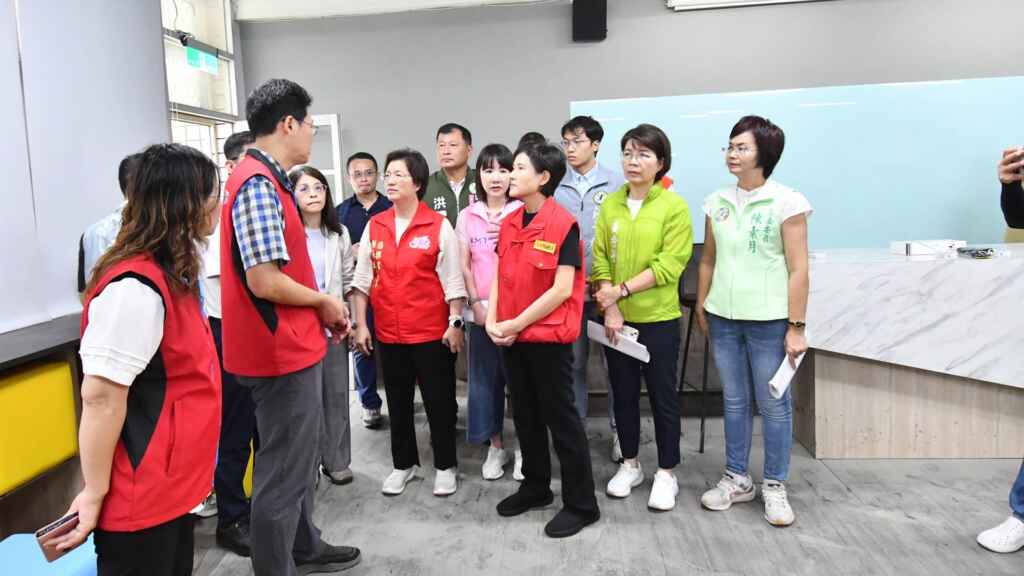 ▲行政院副院長鄭麗君於27日視察隸屬教育部國民及學前教育署管轄的二林工商,彰化縣長王惠美與立委民代陪同前往關心。(彰化縣政府提供)
