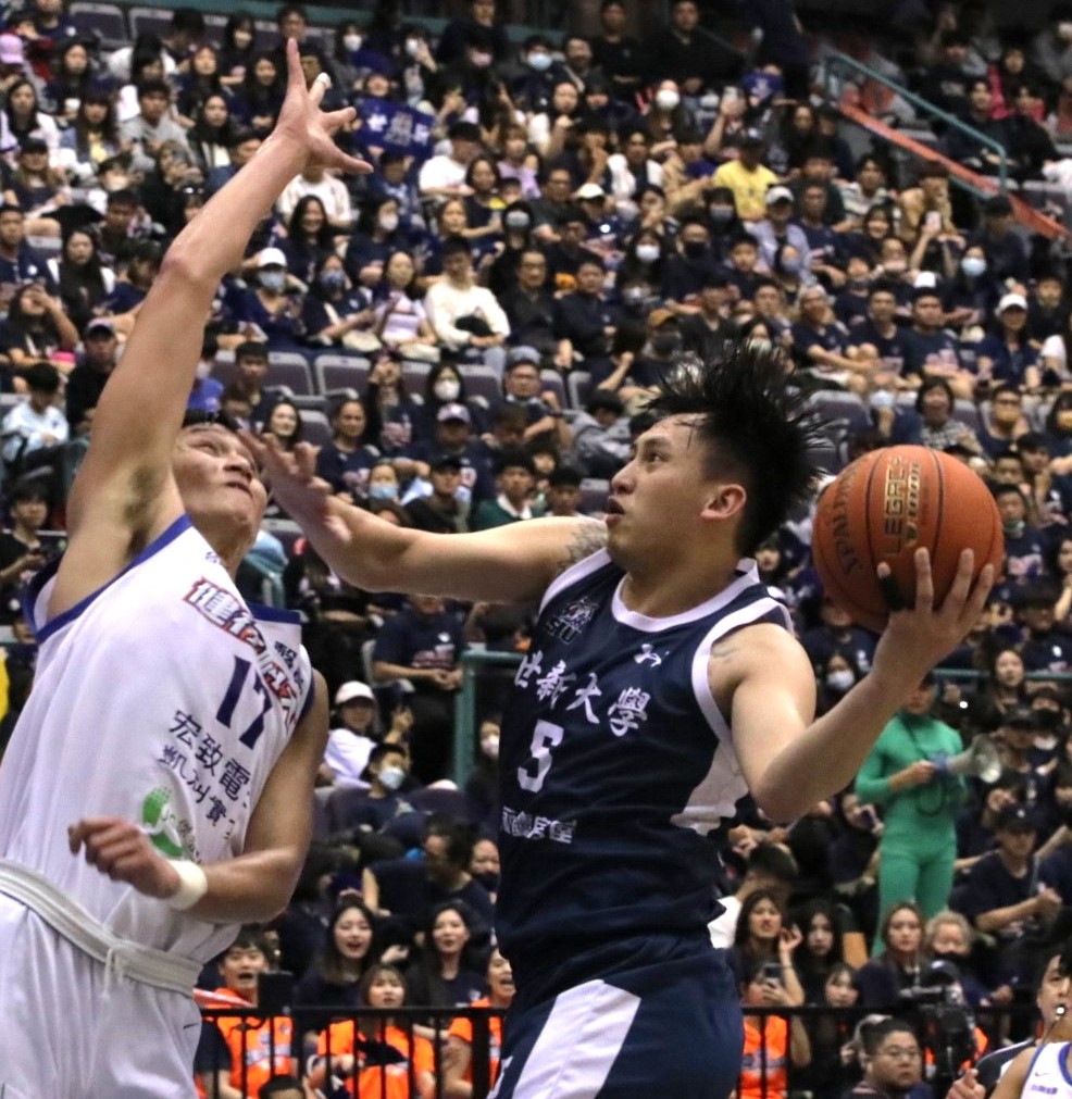 陳將双(右)、蔡宸綱(左)都決定投入職籃選秀,也牽動了世新大學、健行科大兩校籃球隊的未來。(記者魏冠中攝)