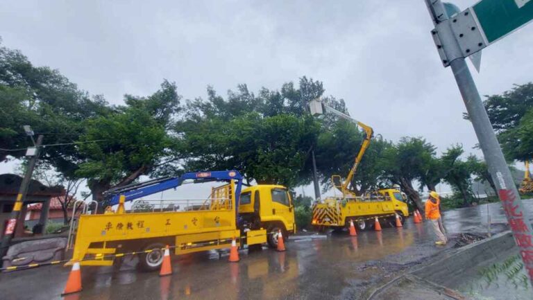 ▲受颱風與西南氣流旺盛水氣影響，彰化地區今日出現停電狀況，台電彰化區處已動員出勤搶修，截至中午12時，停電用戶數曾達23,086戶。（台電彰化區處提供）