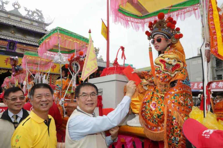 ▲百足真人蜈蚣陣將隨千歲爺遶境出巡驅瘟除煞，臺南市長黃偉哲到場發放紅包祝小神童平安長大。（臺南市政府提供）