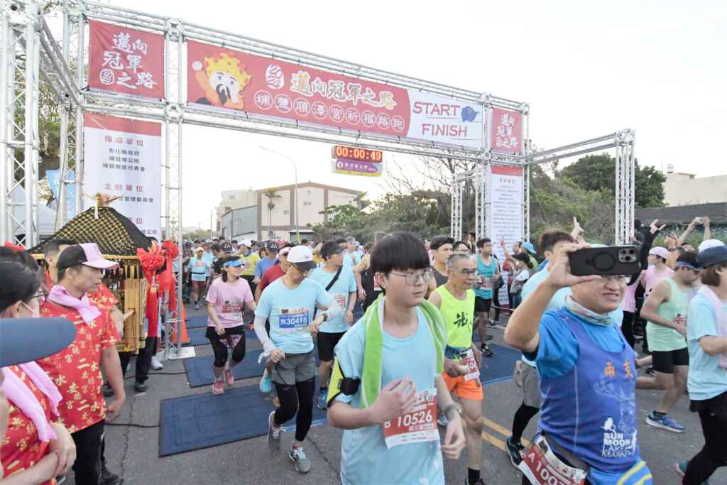 ▲埔鹽順澤宮祈福路跑，與神同行邁向冠軍之路。（記者林明佑翻攝）