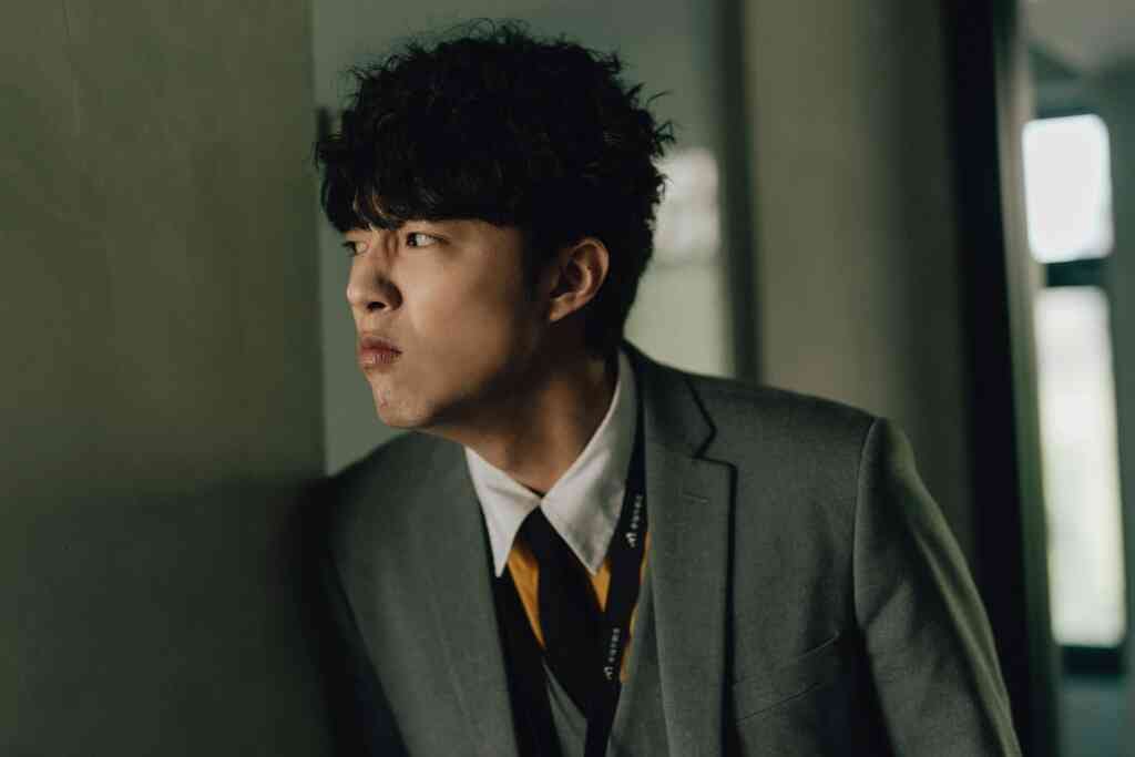 ▲蔡凡熙在《幸福房屋事件簿》飾演「能夠通靈、聞得到鬼」的呆萌少年。(逆光電影股份有限公司提供)