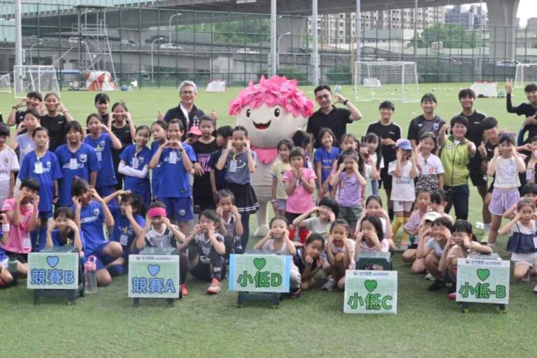 ▲台中女子足球節今13日在太原足球場熱鬧登場。 （記者廖妙茜翻攝）