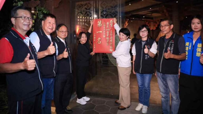 ▲近600家競爭激烈！台中鍋烤節「十大火鍋燒烤店家」揭曉_盧市長親為冠軍貼紅榜祝賀。（記者張學宜翻攝）