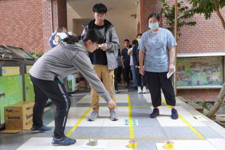 ▲中華民國定向越野協會帶領大葉大學學生體驗定向運動。（大葉大學提供）