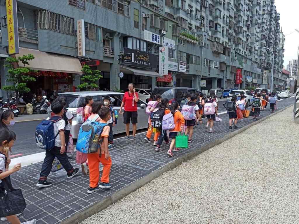 ▲市府高度重視市民的「行」的權利,積極推動人本交通環境的建設,並優先改善校園周。(記者廖妙茜翻攝)