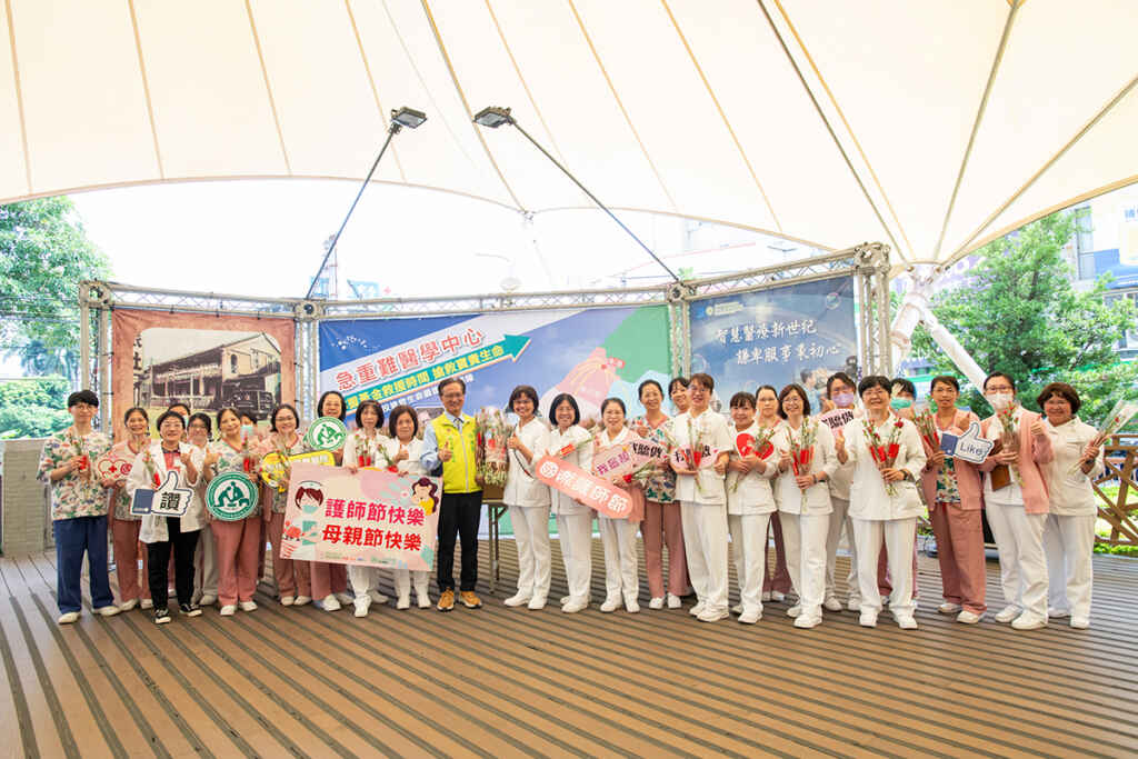 ▲林世賢市長(前排左七)前往彰基贈送康乃馨,代表彰化市民為護理師打氣及賀節。(彰基醫院提供)