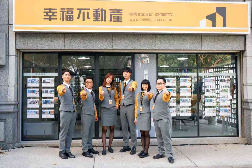 ▲全員歡慶開張大吉!全新戲劇《幸福房屋事件簿》環繞凶宅故事,呈現房仲業者的甘苦面和工作細節。(逆光電影股份有限公司提供)