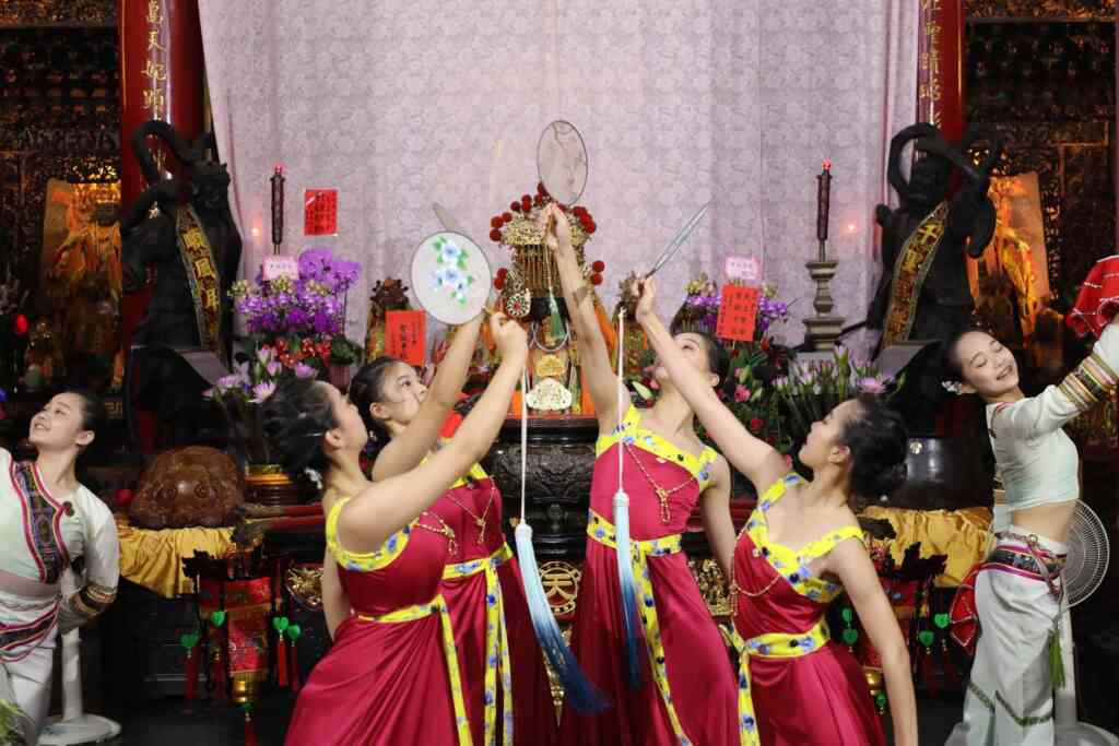 ▲媽祖誕辰1065年祝壽大典,有音樂、古禮禮儀,和信徒虔誠的敬拜,其代表著本土文化的傳承。(嘉義市府政府提供)