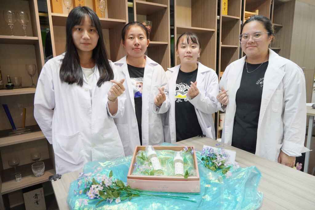 ▲大葉大學藥保系獲教育部教學實踐研究計畫獎助,課程讓學生分組開發保養品。(大葉大學提供)